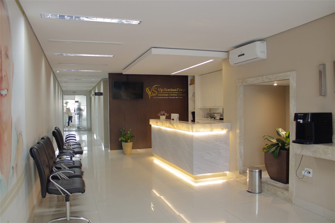 Recepção da Vip Sorrisos Prime — balcão com a marca