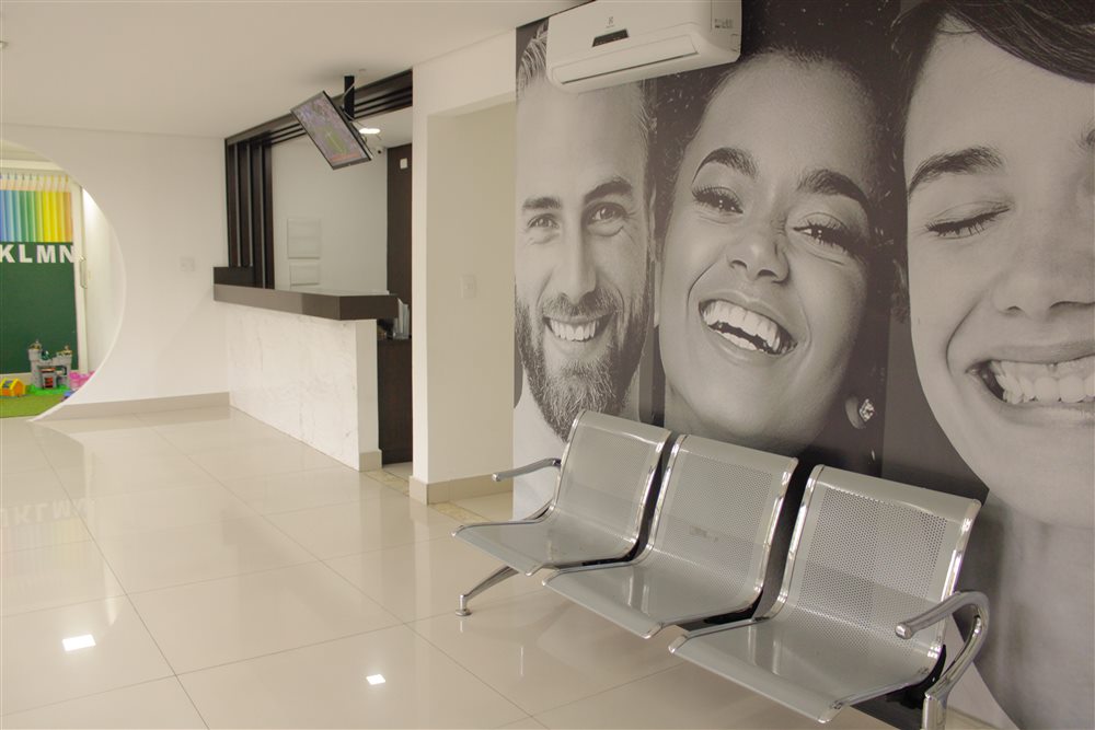 Sala de espera com painel de sorrisos